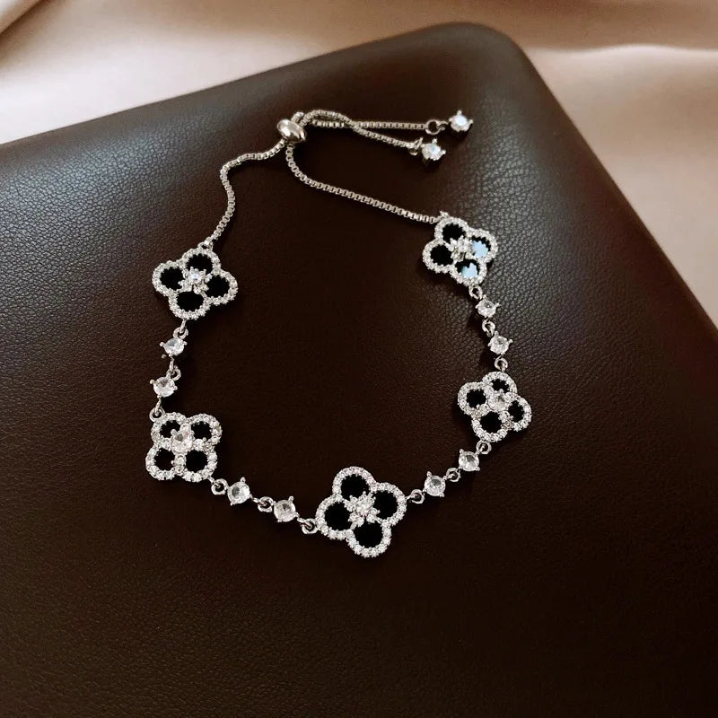 Qimeng Sweet Cherry" Vintage Pink Mother-of-Pearl Four-Leaf Clover Bracelet with Micro-Zirconia Inlay and Cutout Design